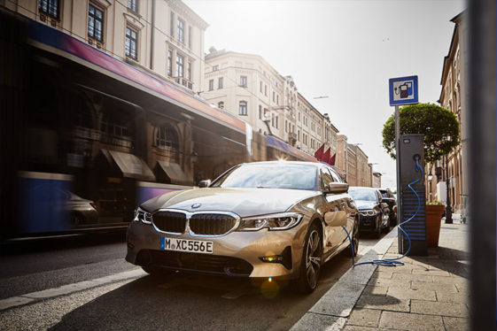 Электромобиль BMW 3-й серии тестировался в «камуфляже»
