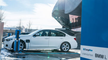 Крис Харрис жёстко обращается с BMW 330e в Top Gear